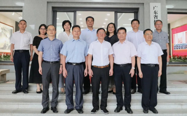 成人视频
举行局机关干部光荣退休仪式