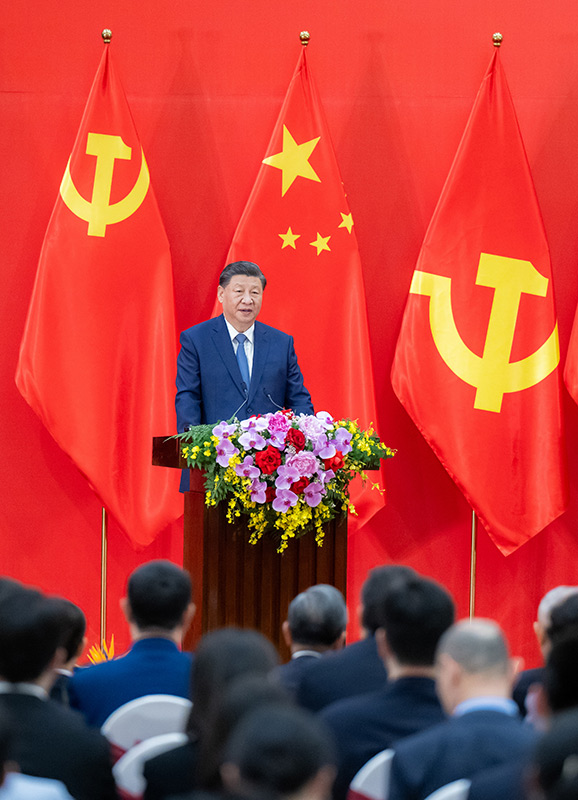 习近平同越共中央总书记阮富仲共同会见中越两国青年和友好人士代表 习近平同越共中央总书记阮富仲共同会见中越两国青年和友好人士代表