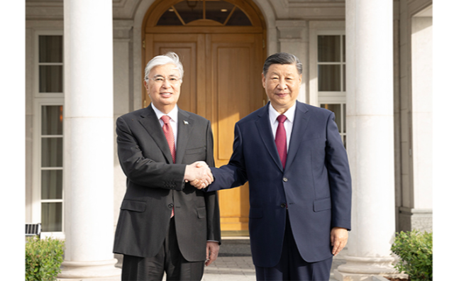 习近平同哈萨克斯坦总统托卡耶夫举行小范围晤谈