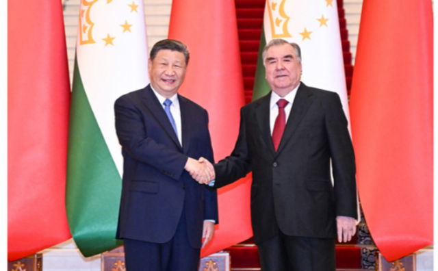 习近平同塔吉克斯坦总统拉赫蒙举行会谈