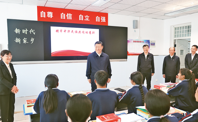 习近平：必须坚持自信自立