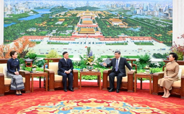 习近平会见泰国国王哇集拉隆功
