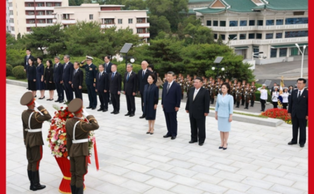 习近平和彭丽媛参谒中朝友谊塔